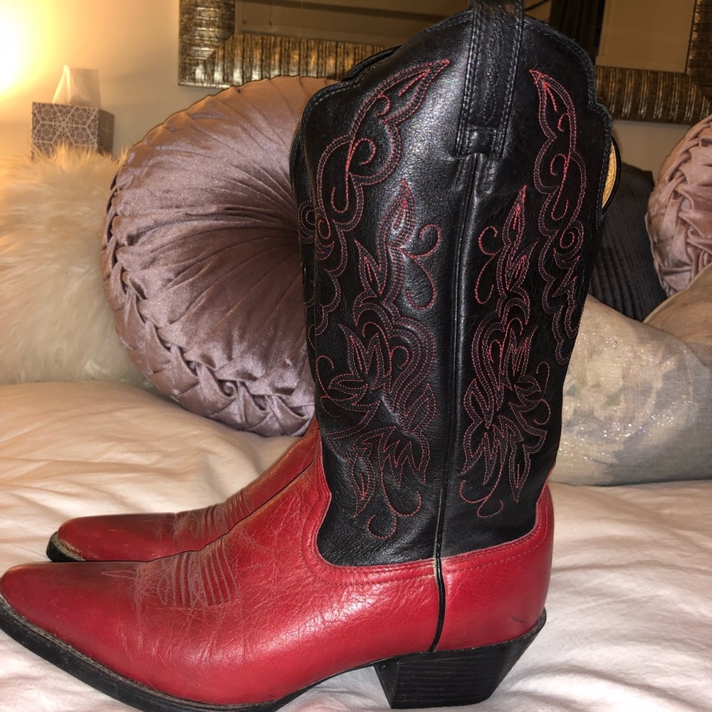Ariat cowboy boots women’s red and black style